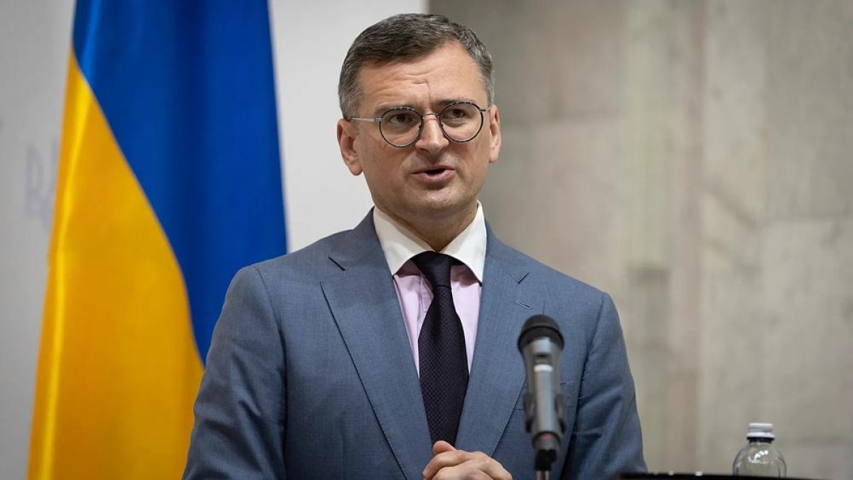 Kuleba: «Siamo in emergenza, lavoriamo insieme a Zelensky. Importante riutilizzare gli asset russi»