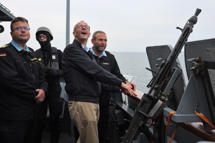 La Germania intensifica il riarmo: prevista spesa militare record e prime truppe permanenti all'estero