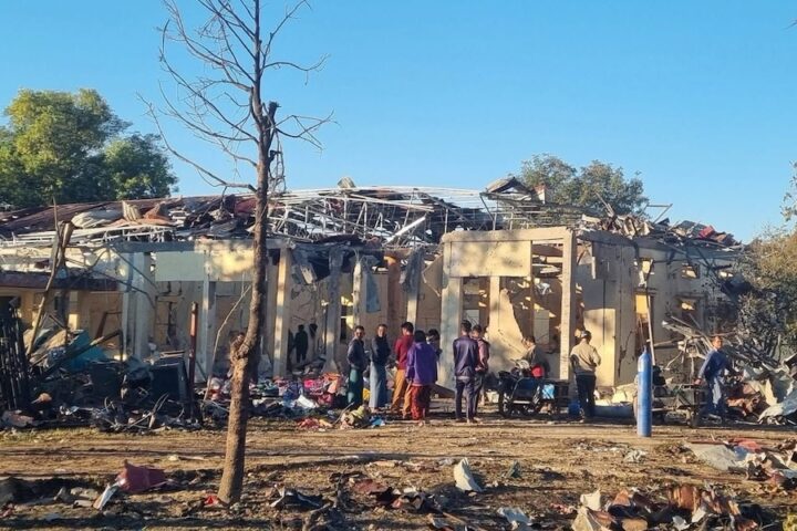 La giunta militare del Myanmar bombarda un ospedale a Mrauk U, trenta morti e settanta feriti