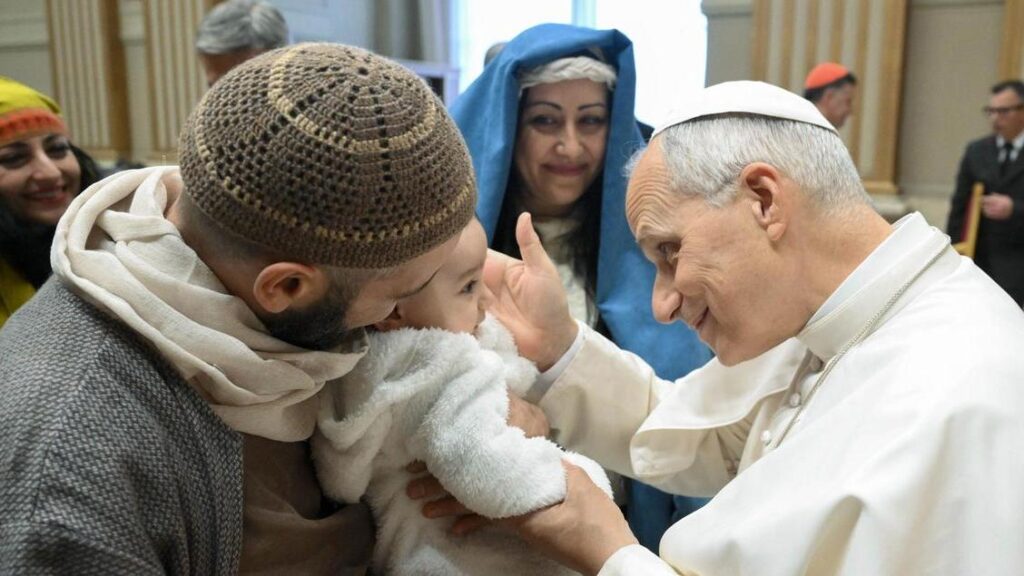 La lettera di papa Leone: "No allo shopping dopante, accogliamo i poveri a cena"