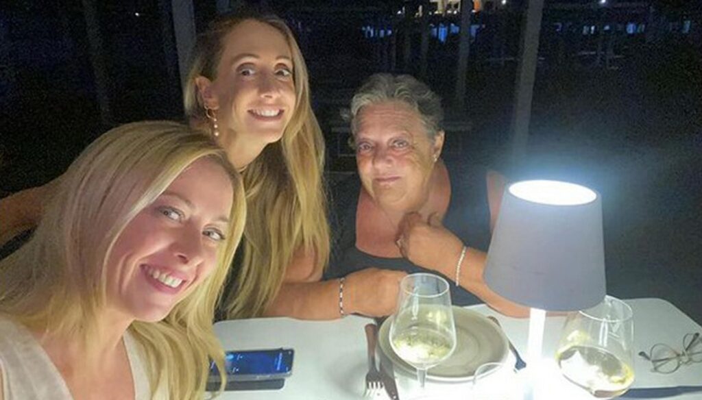 La madre di Giorgia Meloni racconta: «Per me rimangono sempre bambine»