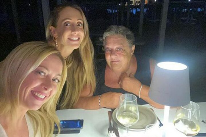 La madre di Giorgia Meloni racconta: «Per me rimangono sempre bambine»