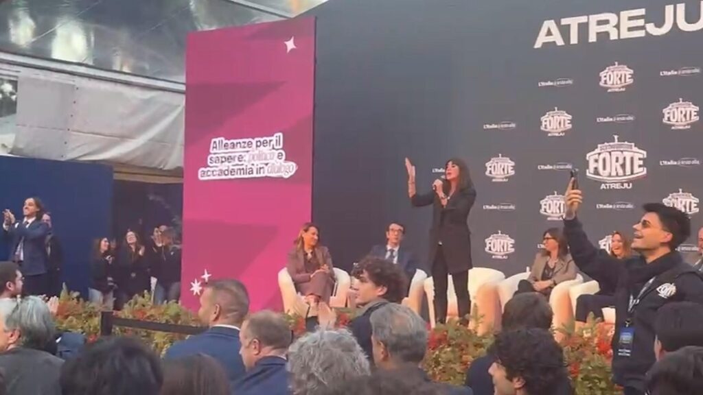 La ministra Bernini contestata dagli studenti dell'Udu ad Atreju: «Stiamo perdendo un anno»