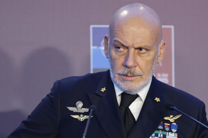 La NATO valuta una risposta più assertiva alle provocazioni russe, afferma il generale Cavo Dragone