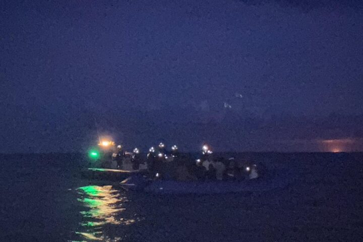 La nave SOS Humanity bloccata al porto di Ortona dopo operazioni di soccorso non coordinate con la Libia