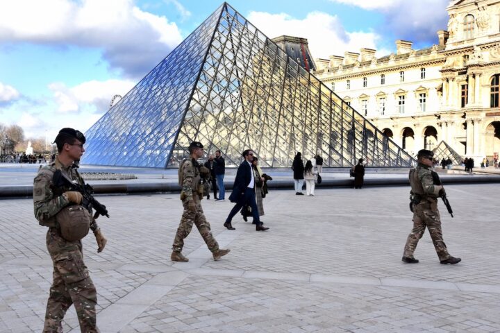 La polizia arriva al Louvre trenta secondi dopo la fuga dei ladri