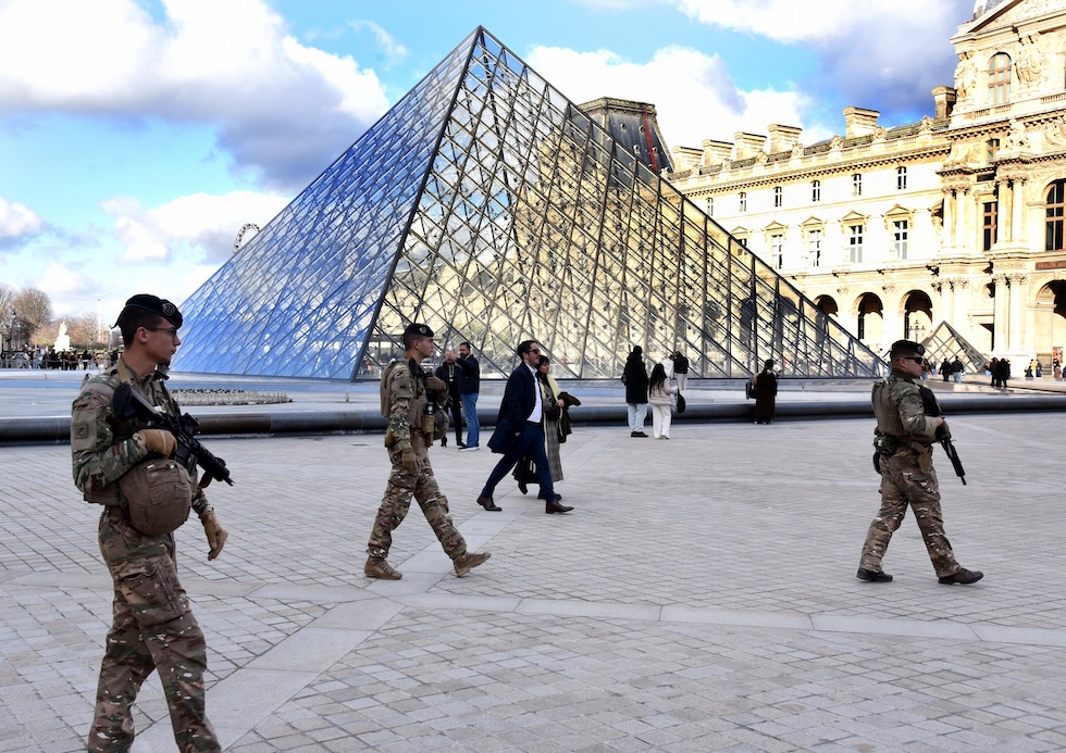 La polizia arriva al Louvre trenta secondi dopo la fuga dei ladri