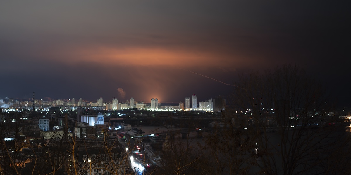 La Russia attacca di nuovo Kiev prima dell'incontro tra Zelensky e Trump