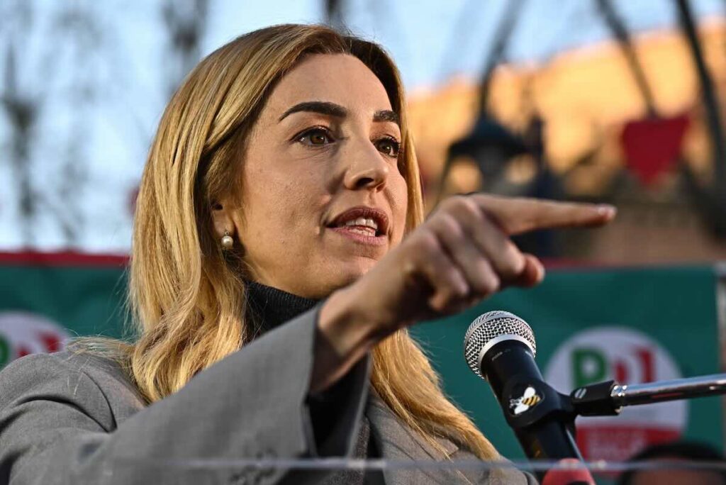 La sindaca di Genova Silvia Salis risponde alle polemiche sul presepe: «Nessuna tradizione è stata cancellata»