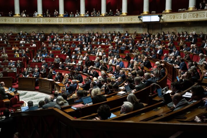 L'Assemblea Nazionale francese approva la legge sul finanziamento della sicurezza sociale, vittoria per Sébastien Lecornu