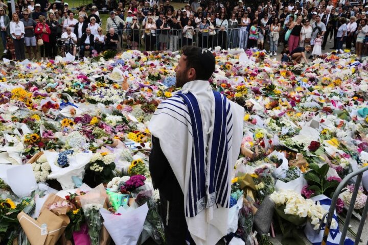 L'attacco a Bondi Beach in Australia ispirato dall'ISIS: 15 morti e 40 feriti