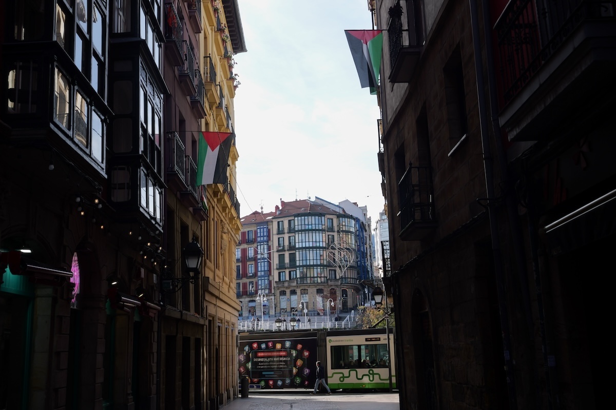 Le bandiere palestinesi invadono i Paesi Baschi, riflettendo un forte sostegno alla causa