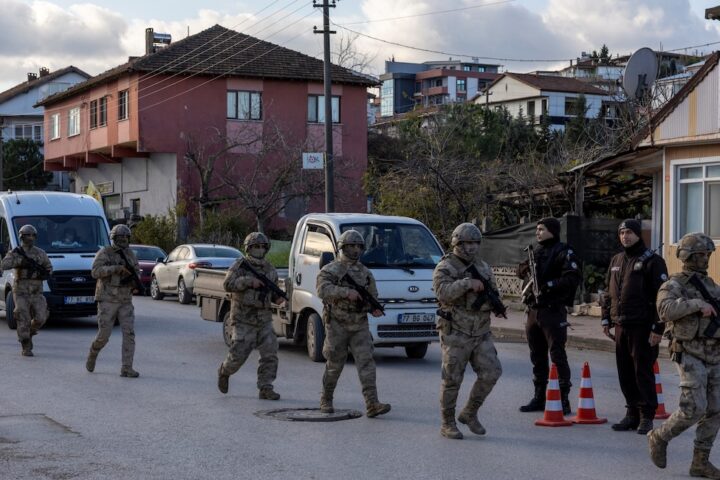 Le forze di sicurezza turche arrestano 357 sospetti militanti dell'ISIS in un'operazione nelle province del paese