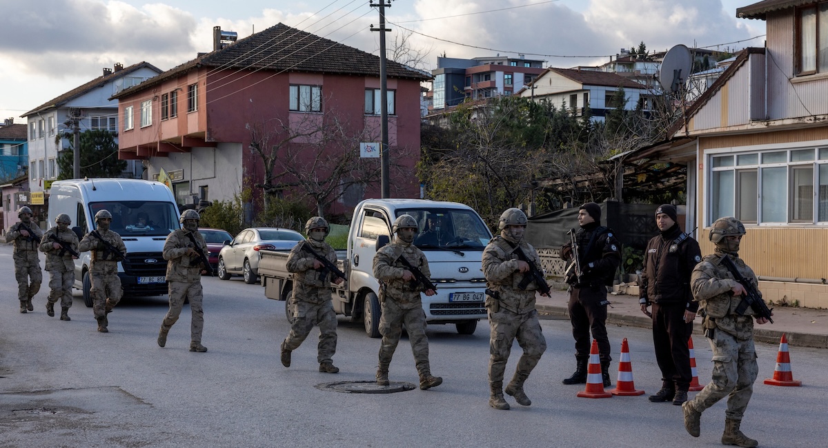 Le forze di sicurezza turche arrestano 357 sospetti militanti dell'ISIS in un'operazione nelle province del paese