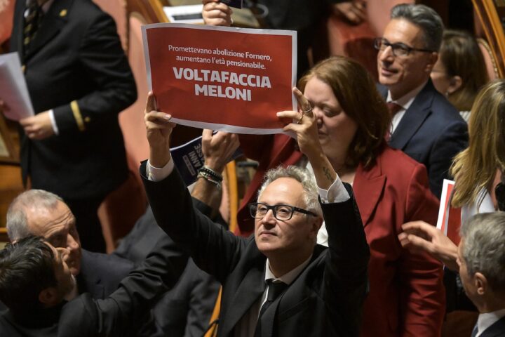 Legge di bilancio, opposizioni in protesta: «Voltafaccia Meloni» e critiche dal Senato