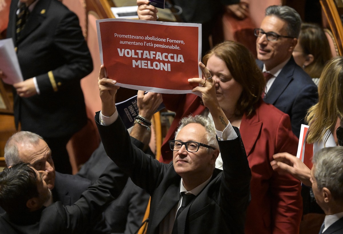 Legge di bilancio, opposizioni in protesta: «Voltafaccia Meloni» e critiche dal Senato
