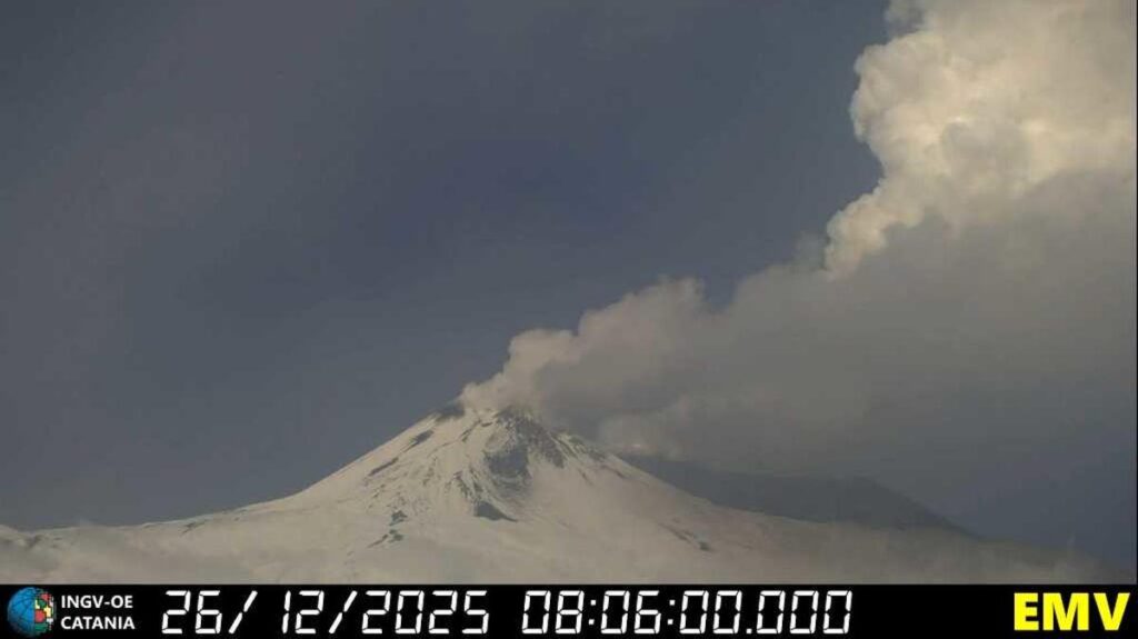 L'Etna erutta con fontane di lava e cenere, aggiornamenti sull'aeroporto di Catania