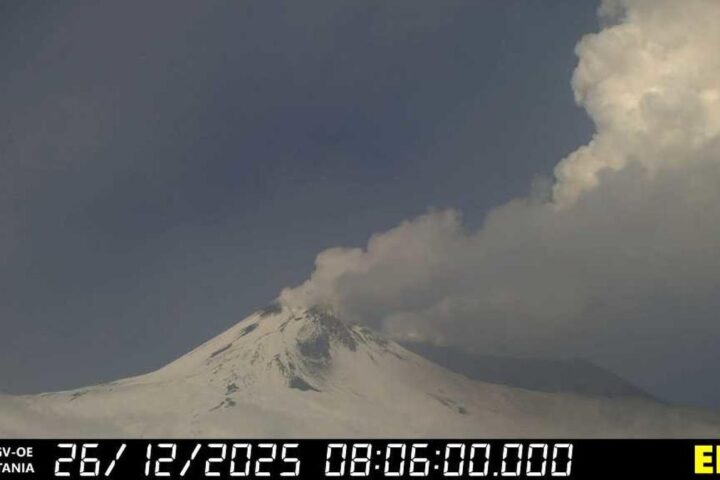 L'Etna erutta con fontane di lava e cenere, aggiornamenti sull'aeroporto di Catania