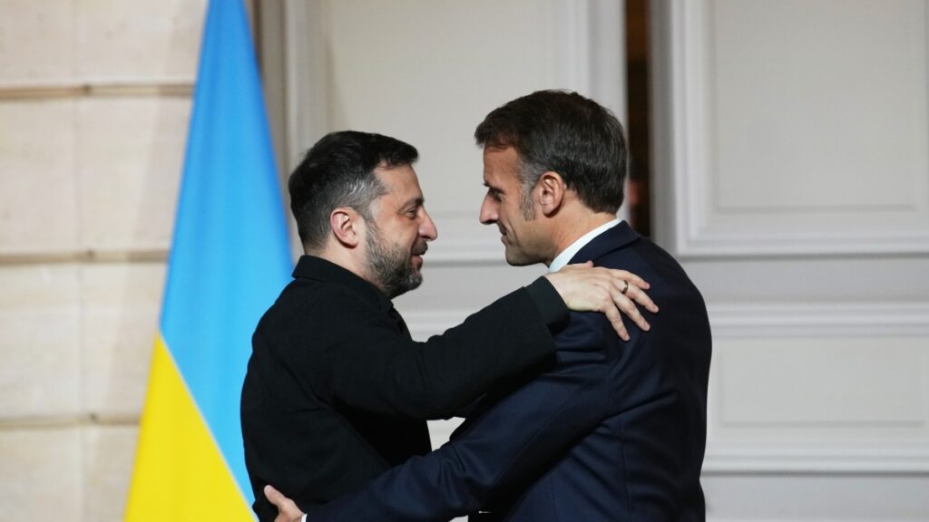 Macron avverte Zelensky: l'America potrebbe tradire l'Ucraina durante la conference call