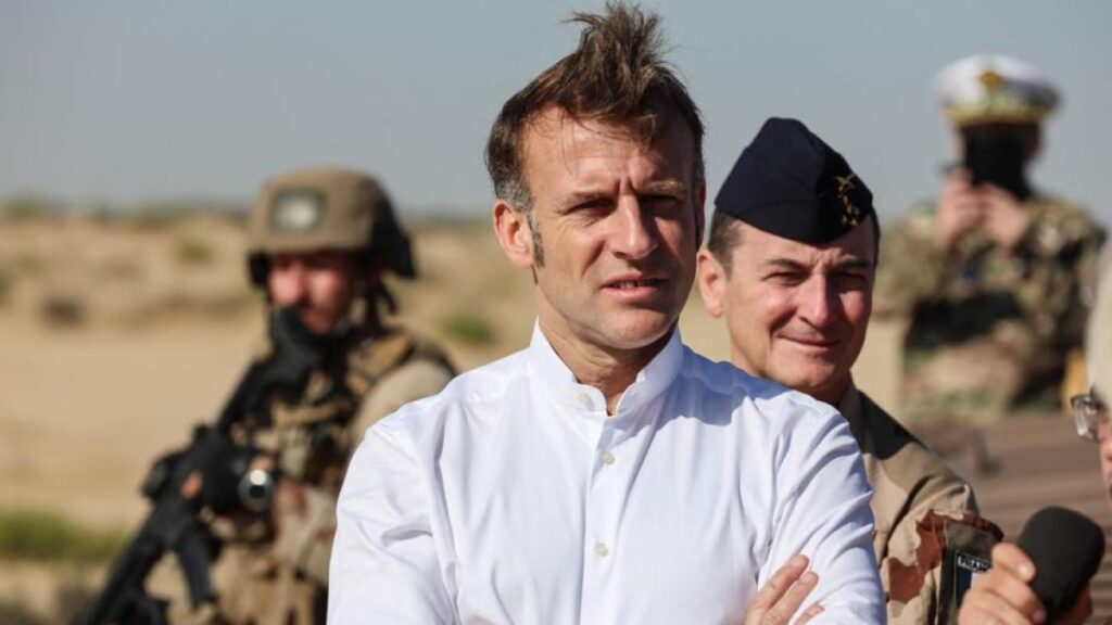 Macron cerca di riprendere il dialogo con Putin mentre si allontana da Merz