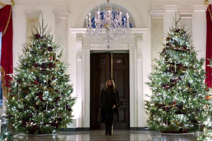 Melania Trump presenta il Natale 2025 alla Casa Bianca con decorazioni ridotte e un albero patriottico