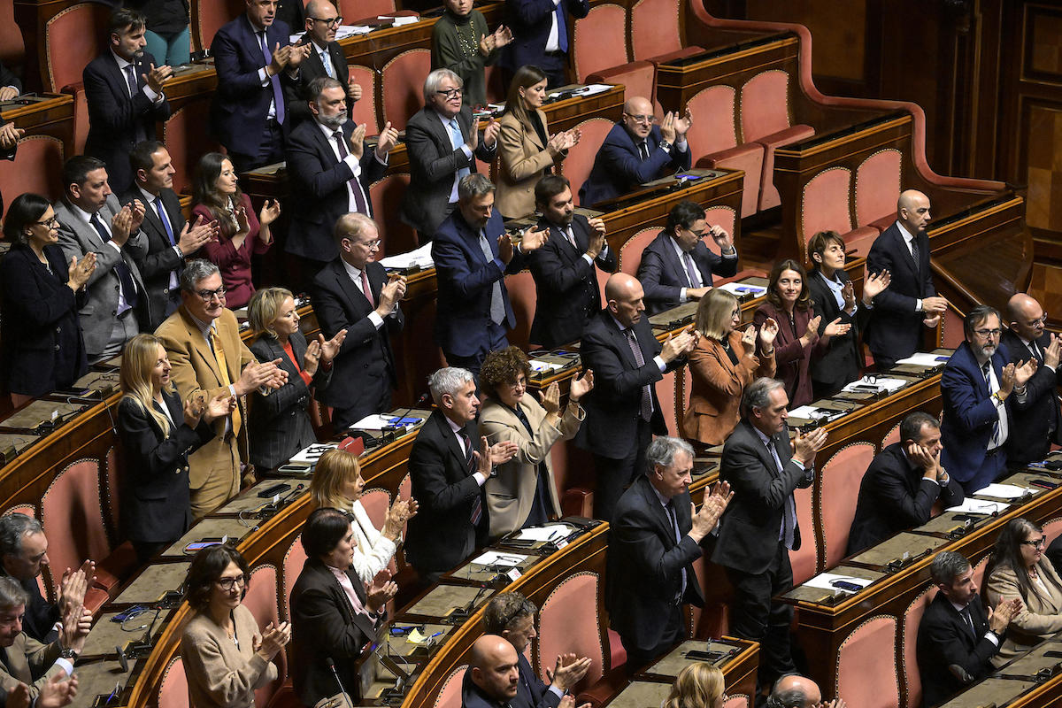 Meloni chiede applauso per l'assoluzione di Salvini: «Un ministro dell'Interno deve difendere i confini»