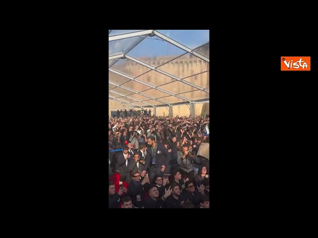 Meloni sul palco di Atreju: il pubblico acclama "Giorgia, Giorgia"