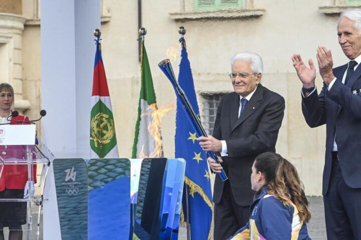 Milano-Cortina, accesa la torcia olimpica: Mattarella sottolinea l'importanza della pace