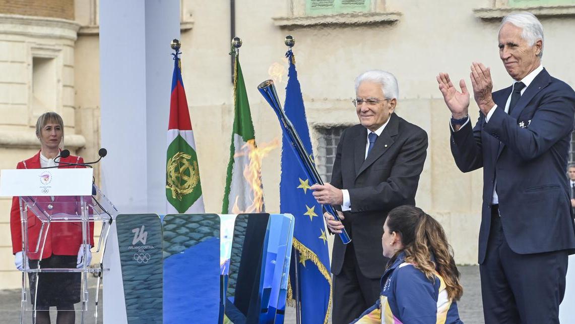 Milano-Cortina, accesa la torcia olimpica: Mattarella sottolinea l'importanza della pace