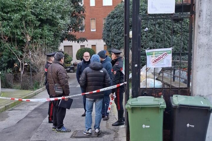 Milano, donna trovata morta nel cortile di un palazzo: segni sul collo suggeriscono aggressione