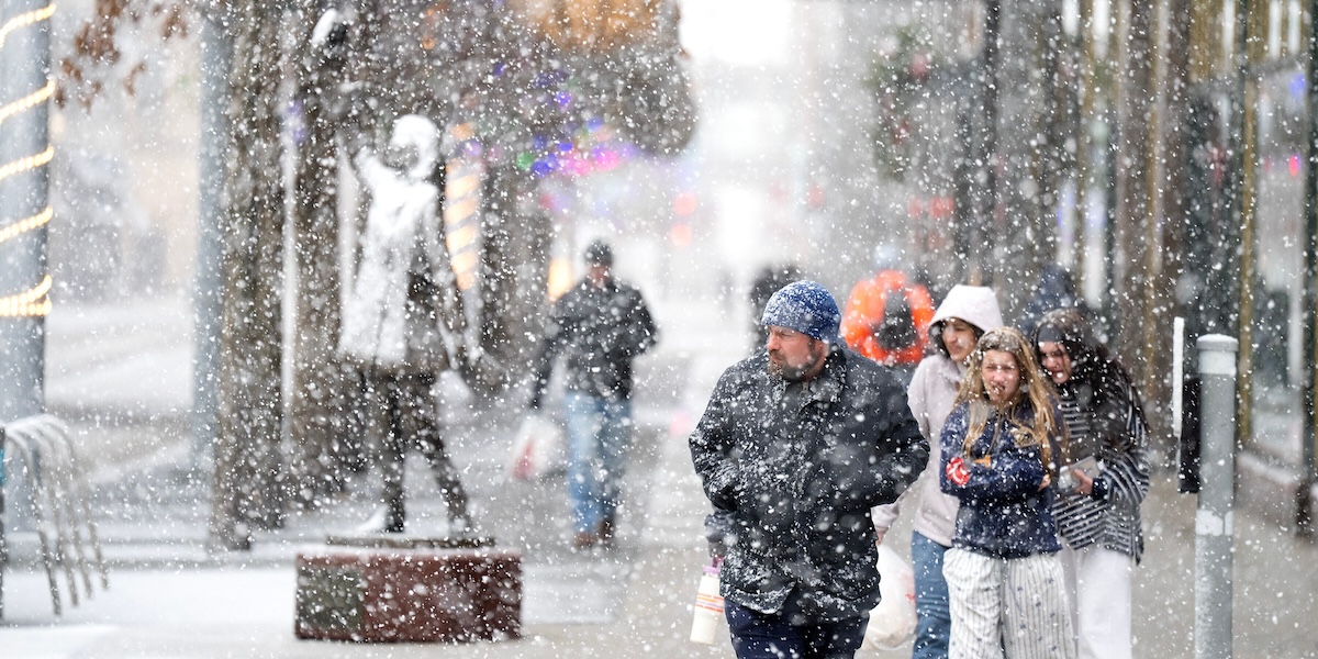 Milioni di viaggiatori americani colpiti da ritardi e cancellazioni di voli a causa della neve