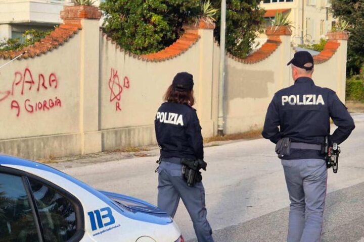 Minacce con simboli delle Brigate Rosse contro Giorgia Meloni a Marina di Pietrasanta