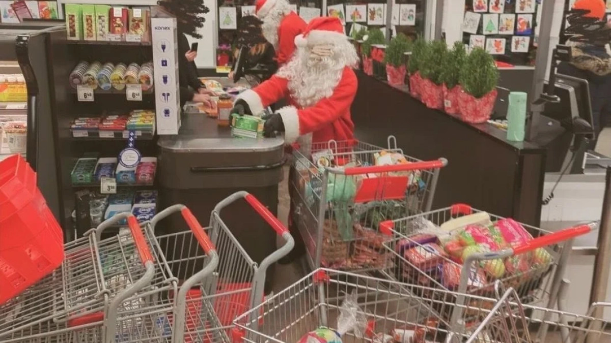 Montreal, uomini travestiti da Babbo Natale rubano cibo per i poveri утверждая: «La fame giustifica i mezzi»