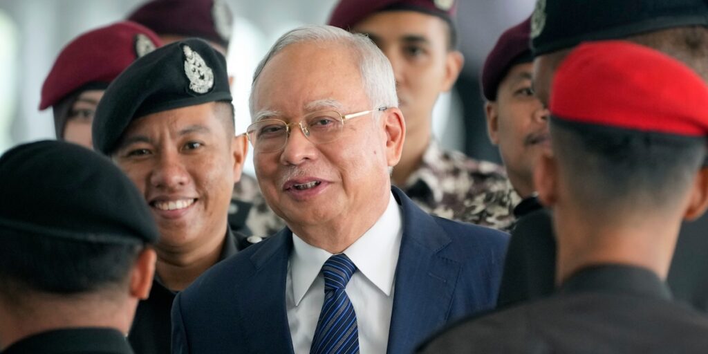 Najib Razak, ex primo ministro della Malaysia, condannato a ulteriori 15 anni di carcere per corruzione