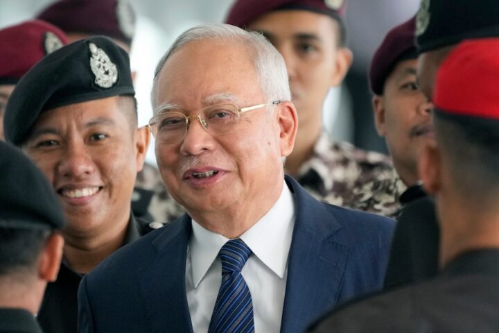 Najib Razak, ex primo ministro della Malaysia, condannato a ulteriori 15 anni di carcere per corruzione
