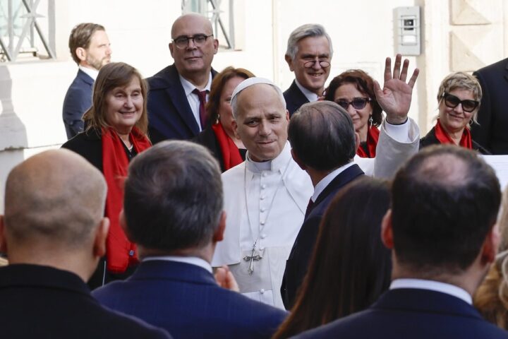 Papa Leone XIV visita a sorpresa il Senato e la mostra sulla Bibbia di Borso d'Este