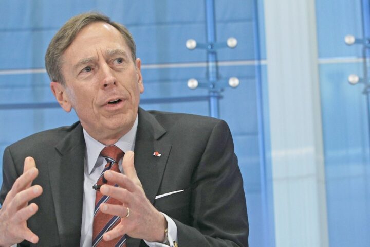 Petraeus propone di utilizzare riserve russe per sostenere l'Ucraina e intensificare le sanzioni