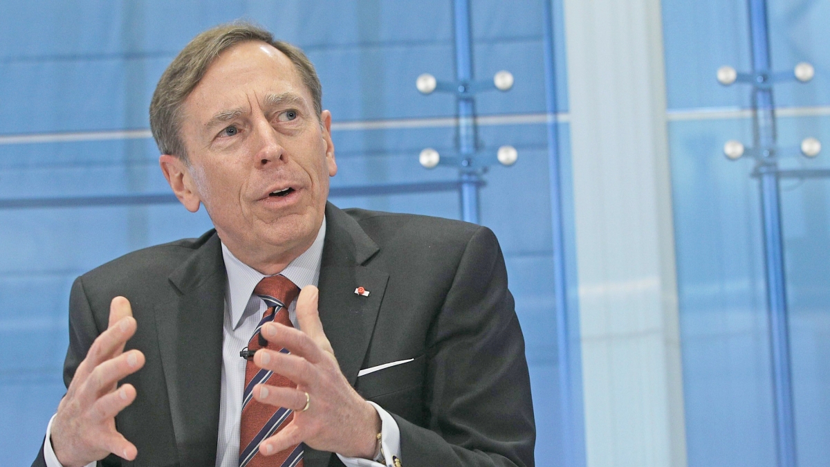 Petraeus propone di utilizzare riserve russe per sostenere l'Ucraina e intensificare le sanzioni