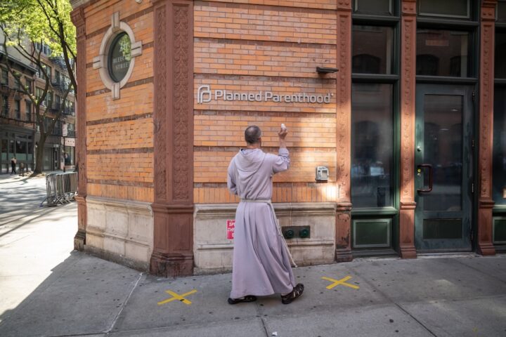 Planned Parenthood in difficoltà dopo la sentenza che consente il taglio dei fondi federali