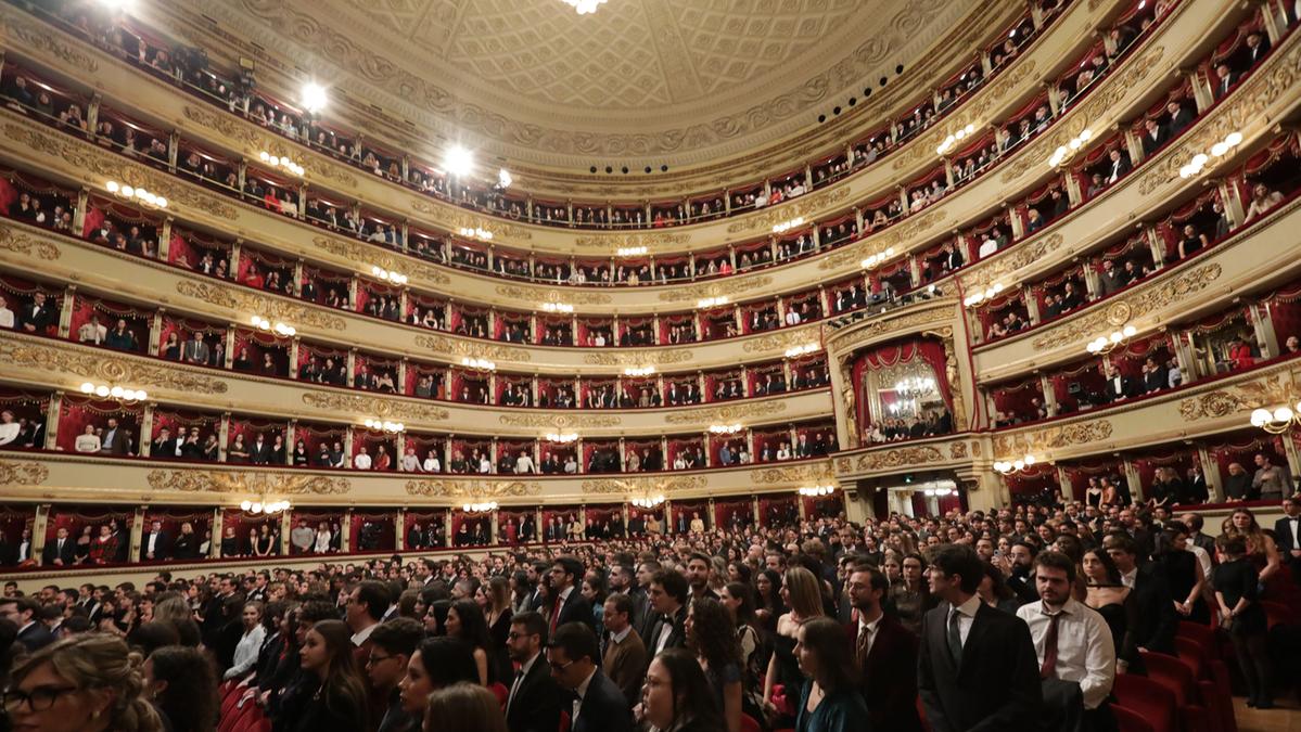 Proteste a Milano per la prima di 'Una Lady Macbeth del distretto di Mcensk' alla Scala