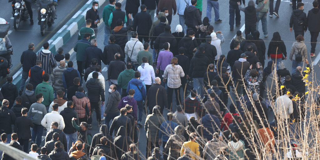Proteste in Iran contro l'inflazione per il terzo giorno consecutivo, tensioni in diverse città