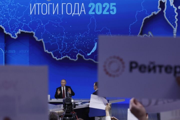 Putin parla per 4 ore alla conferenza, critica Zelensky e l'Ue, e afferma: «Sono innamorato»