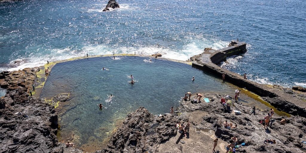 Quattro morti e un disperso dopo un'onda anomala a Tenerife