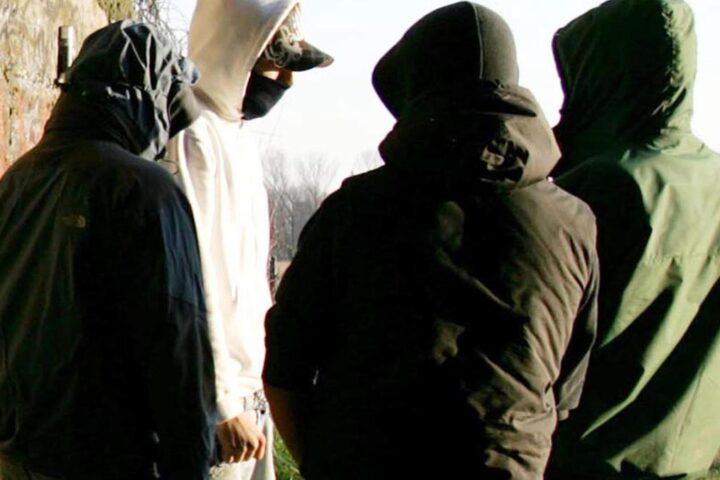 Quindicenne sequestrato e rapinato da una baby gang a Milano: genitori salvano il ragazzo grazie al cellulare