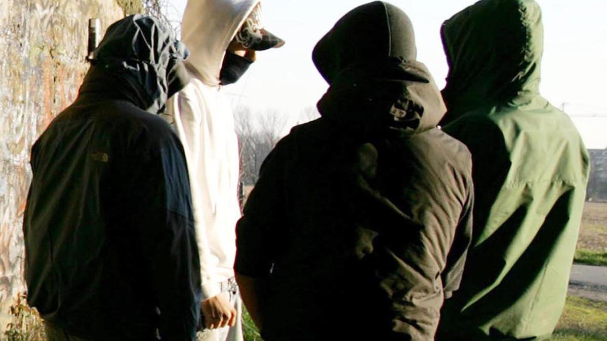 Quindicenne sequestrato e rapinato da una baby gang a Milano: genitori salvano il ragazzo grazie al cellulare