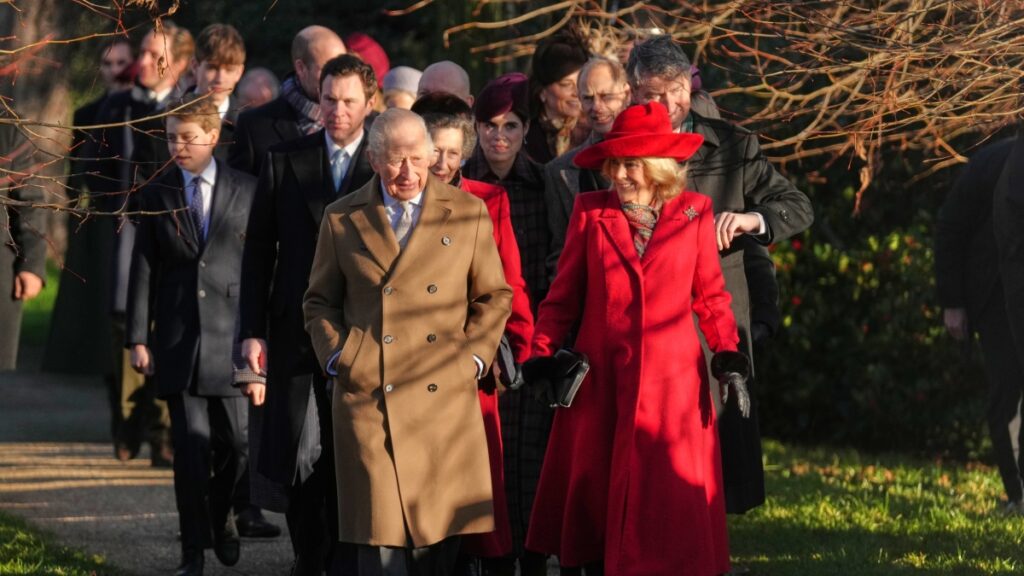 Re Carlo e regina Camilla partecipano alla messa di Natale a Sandringham con William, Kate e i nipoti