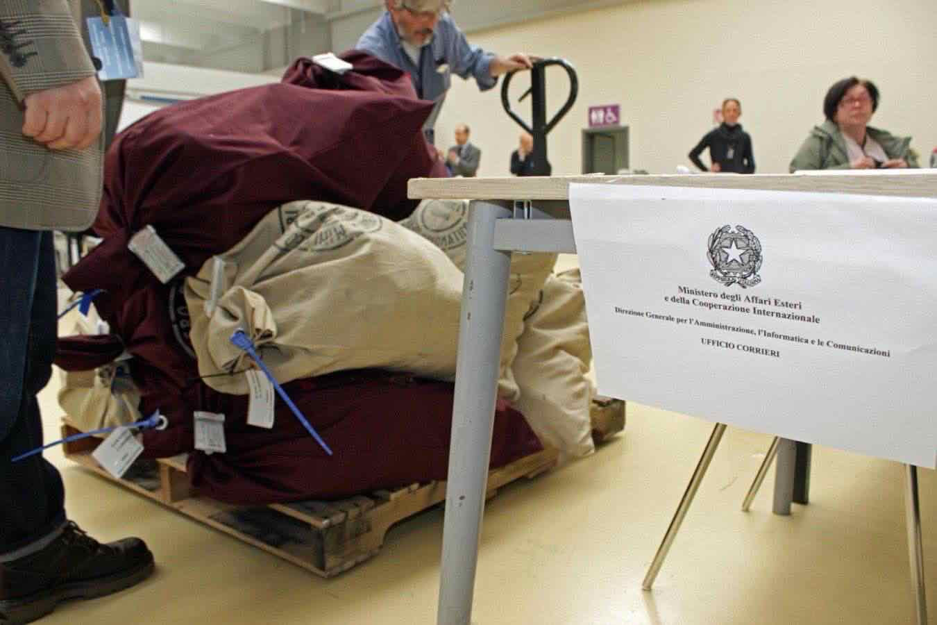 Referendum giustizia: proposta di voto in presenza per gli italiani all'estero crea divisione politica