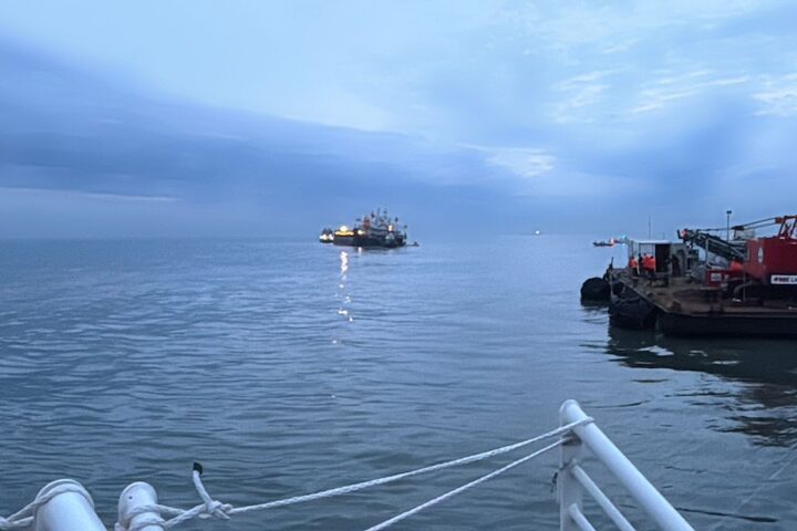 Rimossa la nave cargo Guang Rong incagliata a Marina di Massa dopo 11 mesi