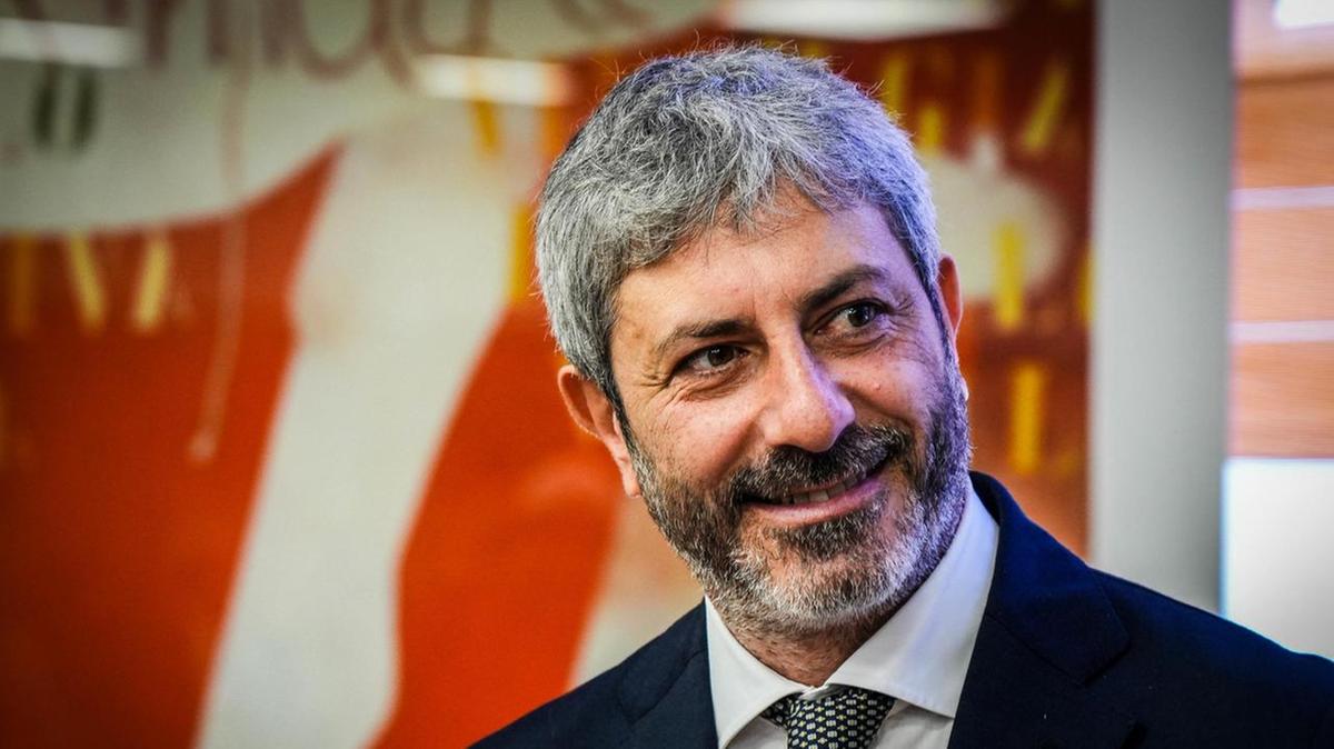 Roberto Fico inizia il mandato da governatore della Campania con delega alla Sanità