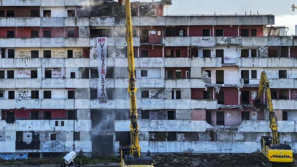 Scampia in trasformazione: abbattuta la Vela Rossa, inizia il progetto di riqualificazione